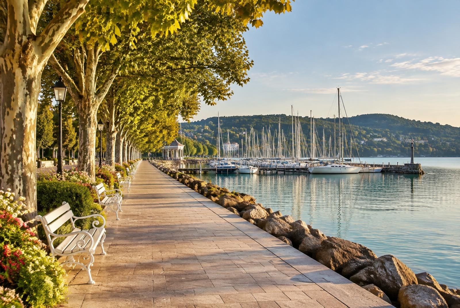 Balatonfüred elegáns vízparti sétánya és vitorláskikötője